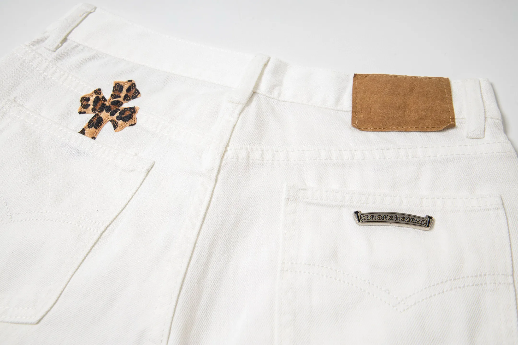 P240 💰 (Top version) Chrome Hearts/Chrome Hearts Classic white hand-painted monster cow series colorful leather cross washed color fabric unisex denim trousers Vibe style straight stacked god-level version Carbon fine bias denim color cloth Old vintage full set of hardware - Chrome Hearts white cow series The high version uses high-ounce custom fabrics, fermentation washing and soft color fixation, soft and thick to wear, the details are all made by hand-polished craftsmanship, all-over printed jacquard fabric Unique design style. Through multiple processes to create a full retro feel. Unique niche non-contrast shirt. Customized distressed spray-painted buttons. Craftsmanship in every detail. Color: white hand-painted monster. Size: 28-30-32-34 (corresponding to S-M-L-XL)